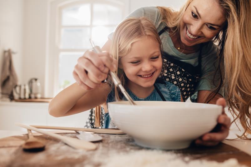 moeder en dochter in de keuken