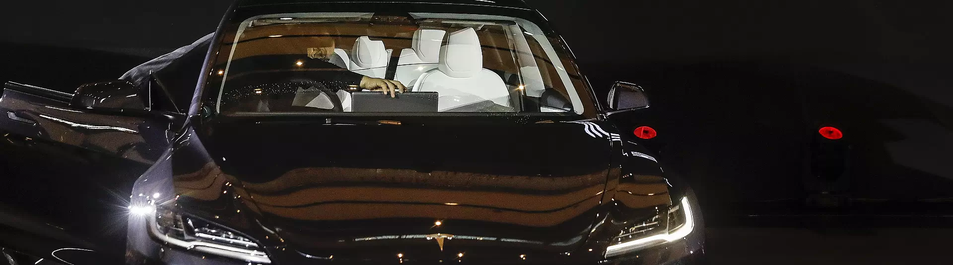 Tesla auto in donker
