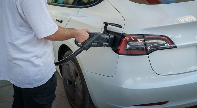 Tesla Model S laden